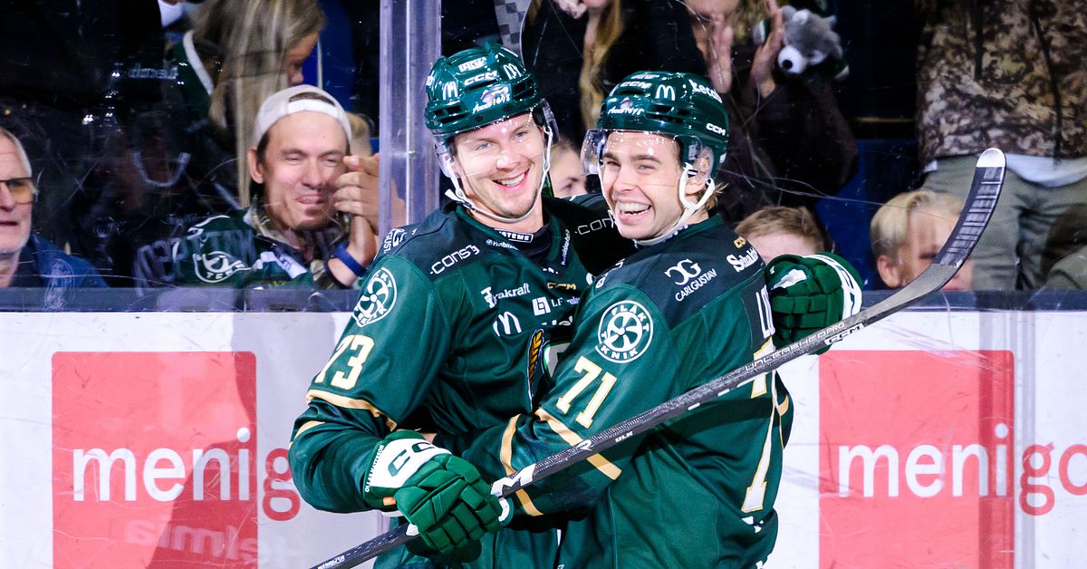 Färjestadsspelare jublar efter seger mot Malmö i ishockeymatchen