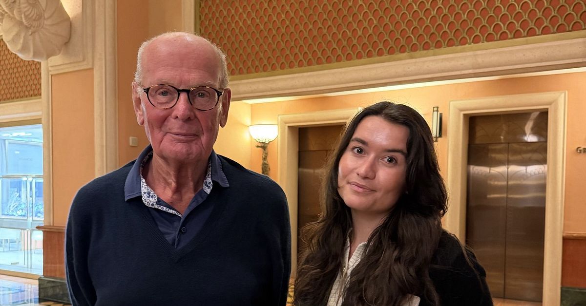 Svenskarna fast i Dubai: &rdquo;Ser missiler skjutas ner&rdquo;