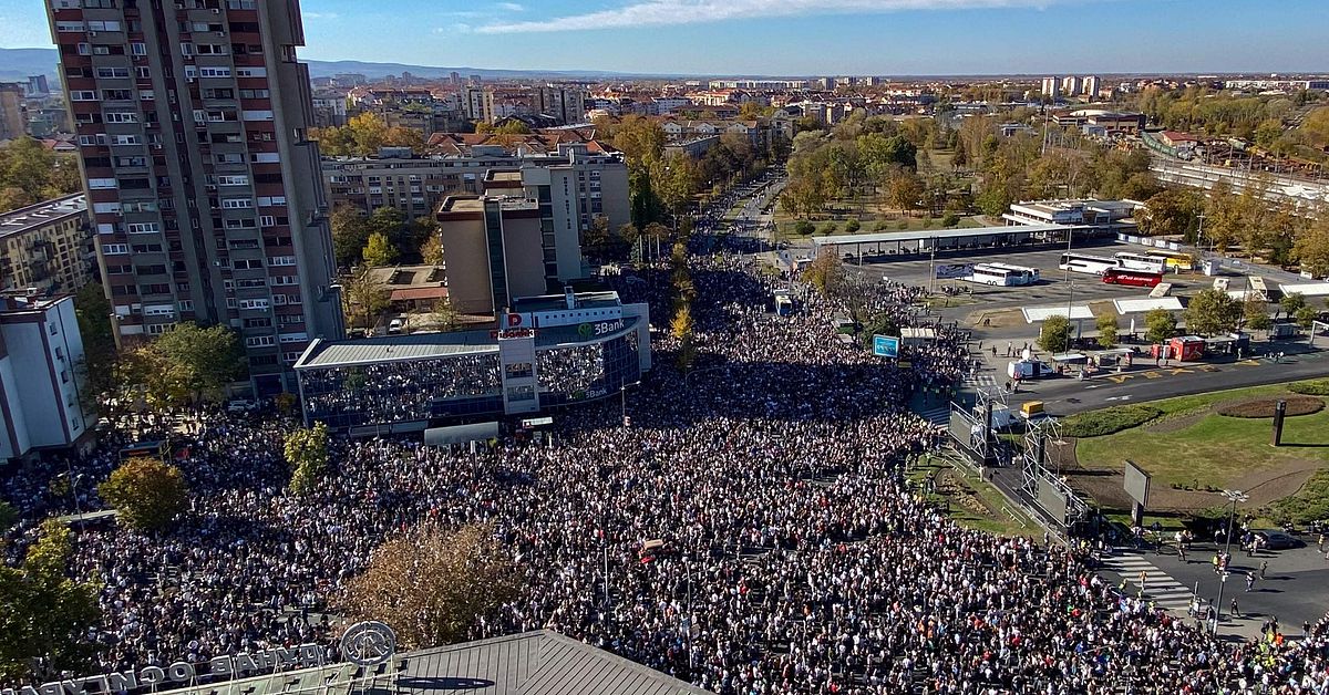 Ett år av studentprotester i Serbien – tiotusentals samlas i Novi Sad