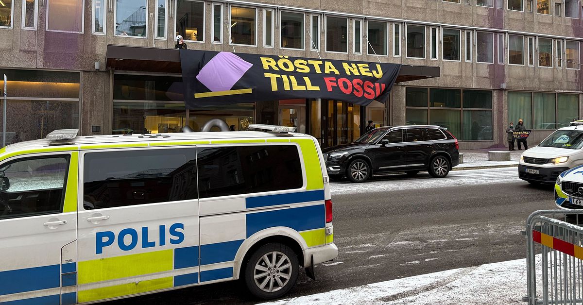 Polisinsats vid regeringskansliet &ndash; person p&aring; taket