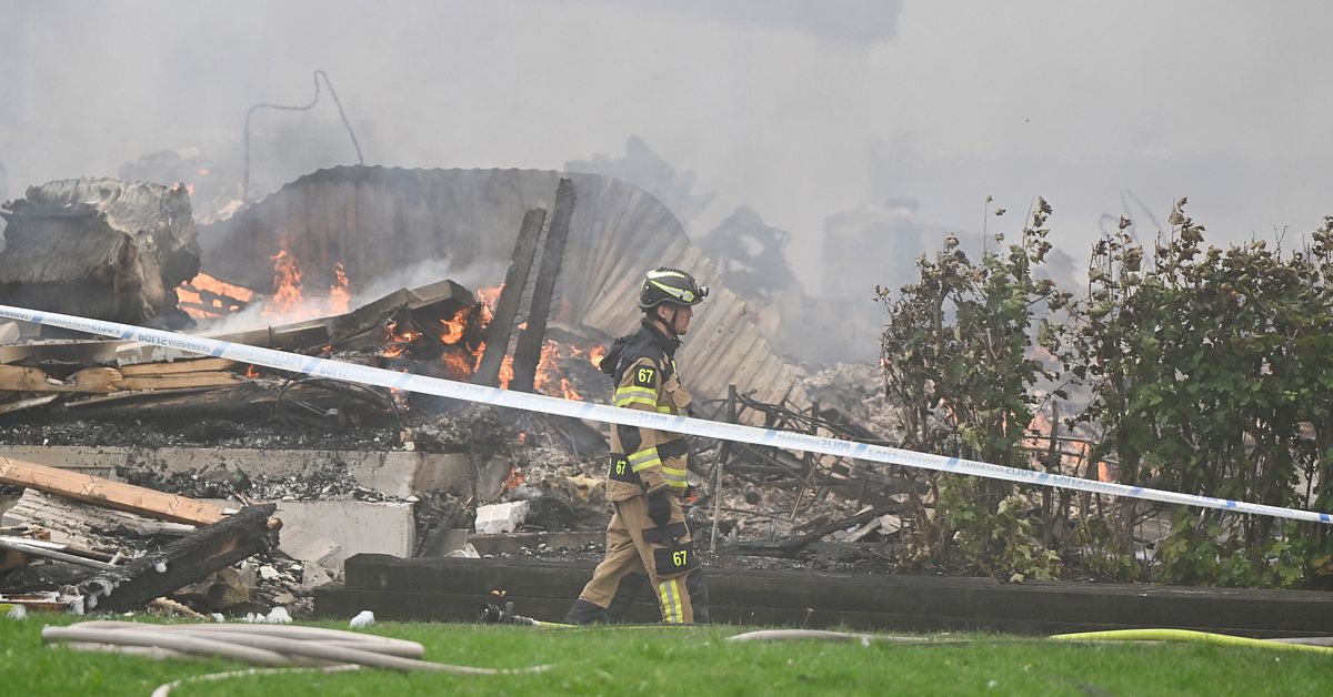 Kraftig brand i radhuslänga i Upplands-Bro – har spridit sig