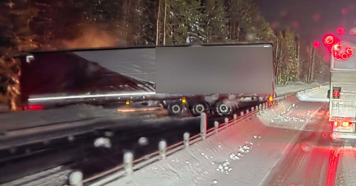 Lastbil i diket blockerade E4 vid Hagsta