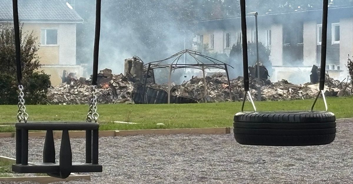 Radhuslänga i Upplands-Bro totalförstörd – branden har spridit sig