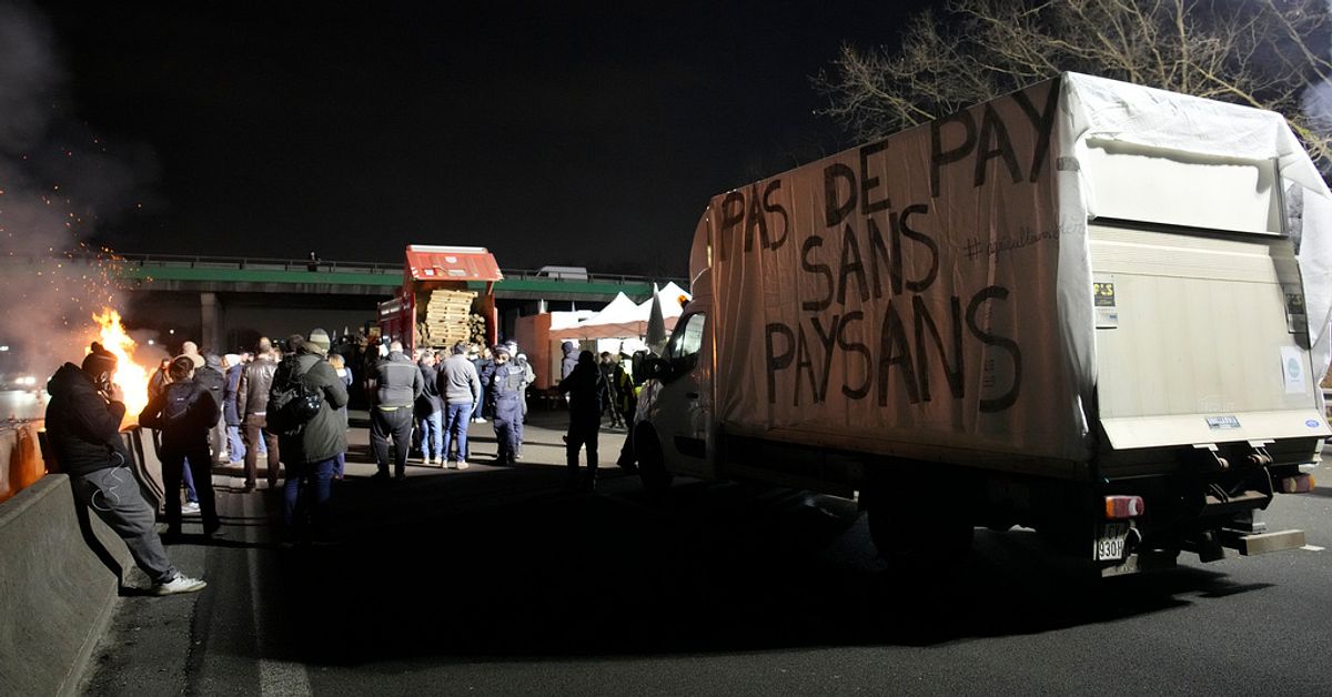 French farmers in the “Siege of Paris” – tractors block the roads