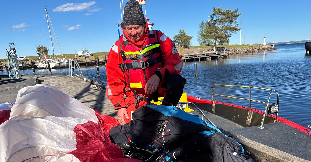 Sk&auml;rmflygare som kraschlandade i V&auml;ttern har tagits upp ur vattnet