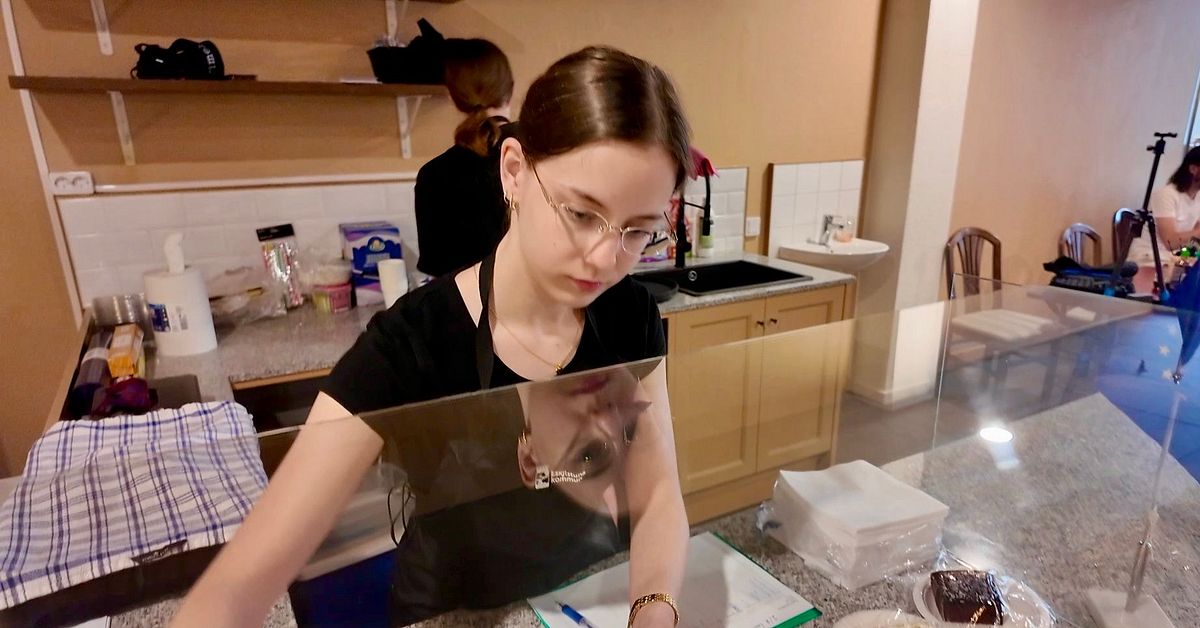 Evelina, 20, kämpar mot social fobi – sommarjobbar på café i Eskilstuna: ”Läskigt”