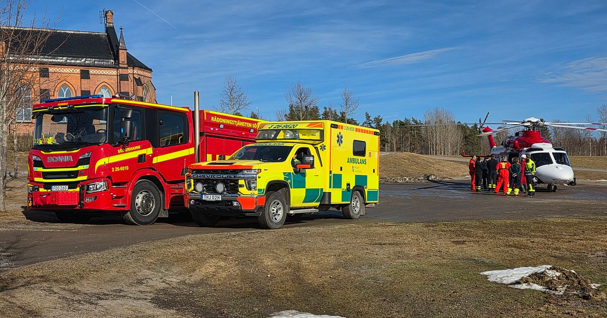 Gick genom isen &ndash; r&auml;ddades av sj&ouml;r&auml;ddningshelikopter