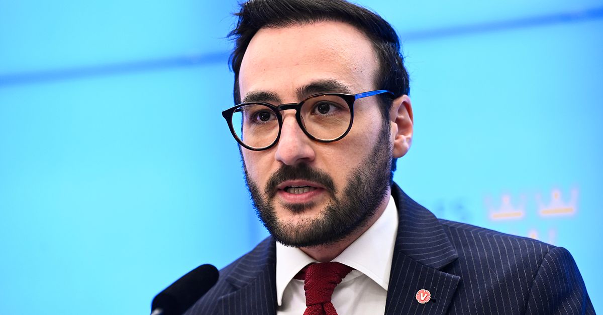 &Ouml;ppen strid mellan S och V: &rdquo;Ljugit f&ouml;r svenska folket&rdquo;