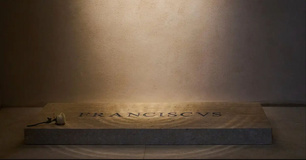 Påvens gravsten kritiseras av formgivare: ”Skrek i fasa”