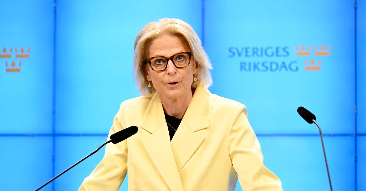 Elisabeth Svantesson (M) h&aring;ller presstr&auml;ff om ekonomin
