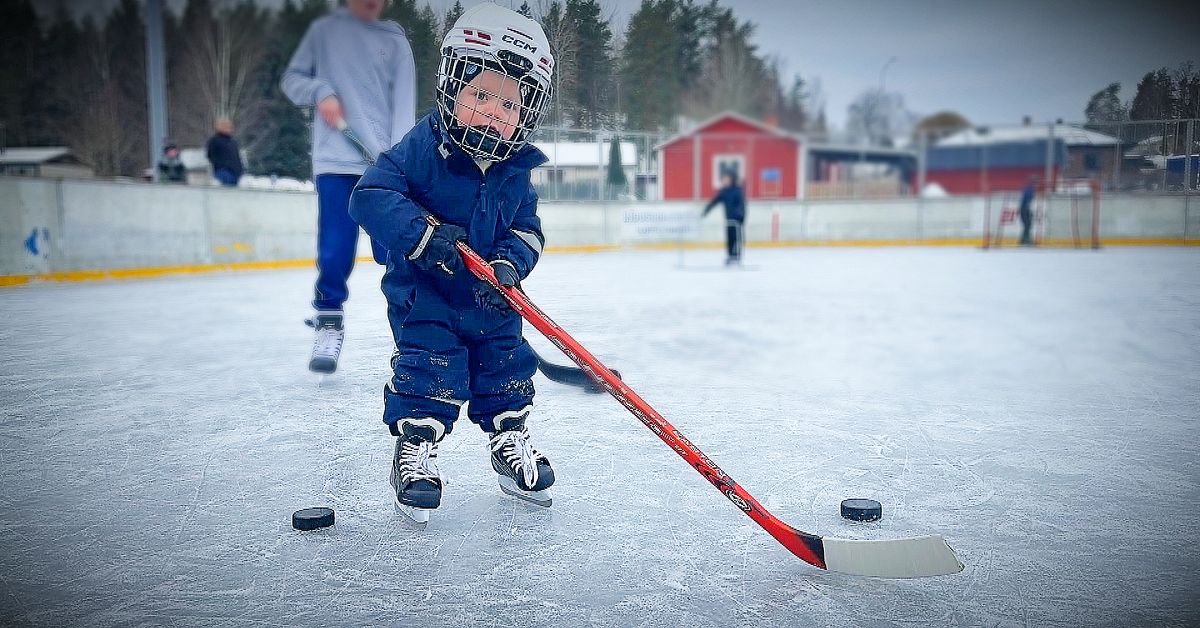 Se n&auml;r Alfred, 2, i H&ouml;l&ouml; visar var pucken ska sitta: &rdquo;Heja SSK&rdquo;