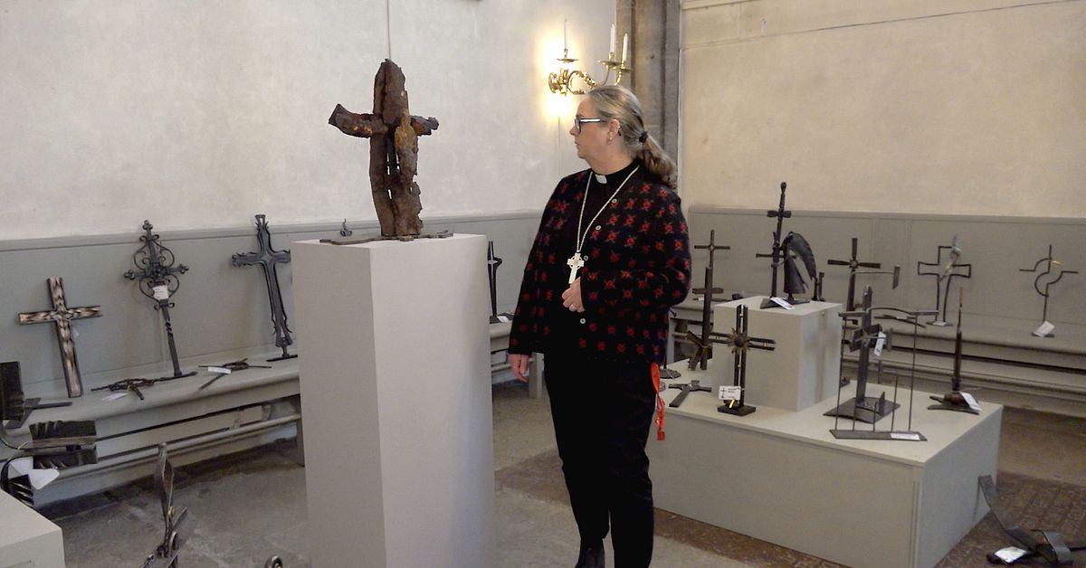 200 unika smideskors har skapats till stöd för Ukraina – ställs ut i Visby domkyrka | SVT Nyheter