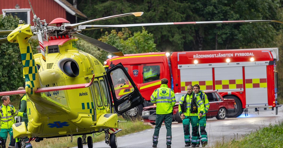 Police: 6 to hospital after A-tractor crash near Frändefors