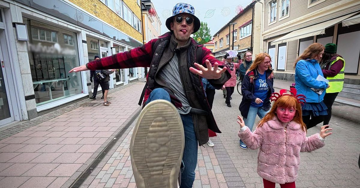 Se &rdquo;silly walk-paraden&rdquo; genom Skellefte&aring; &ndash; vill uppmuntra till r&ouml;relse
