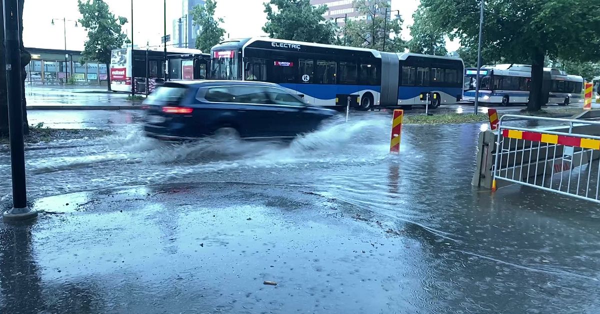 Blixtnedslag i hus och översvämningar efter kraftigt åskoväder i Västmanland