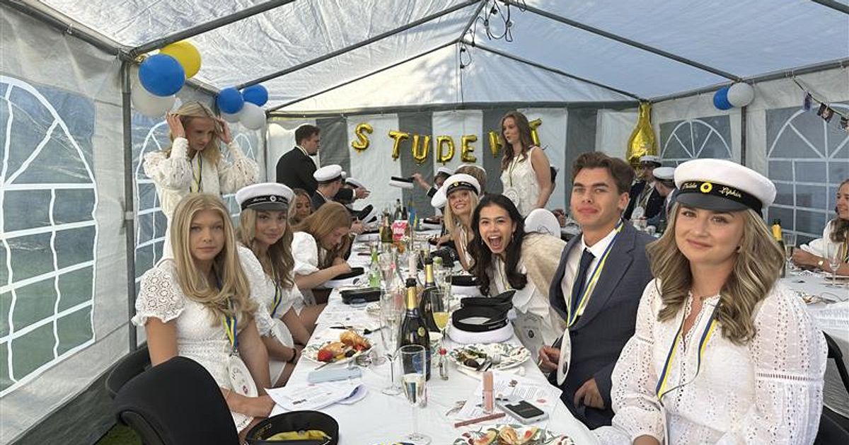 Följ med när ekonomiklassen på Brogymnasiet i Kristinehamn tar studenten
