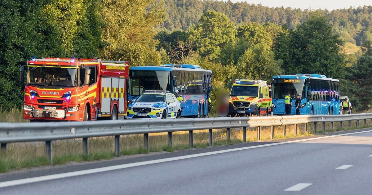 Buss och lastbil krockade p&aring; E6 norr om Stenungsund &ndash; flera skadade
