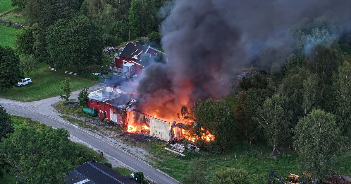 Kraftig brand i garage utanför Ulricehamn – risk för explosion