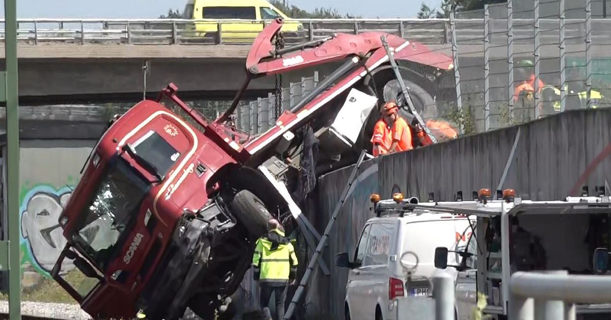 Lastbil hängde ner över tågspår i Malmö – tågtrafiken rullar