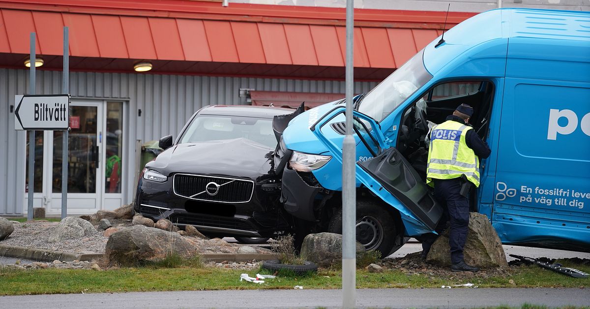 En till sjukhus när en postbil körde in i fem bilar i Alvesta | SVT Nyheter