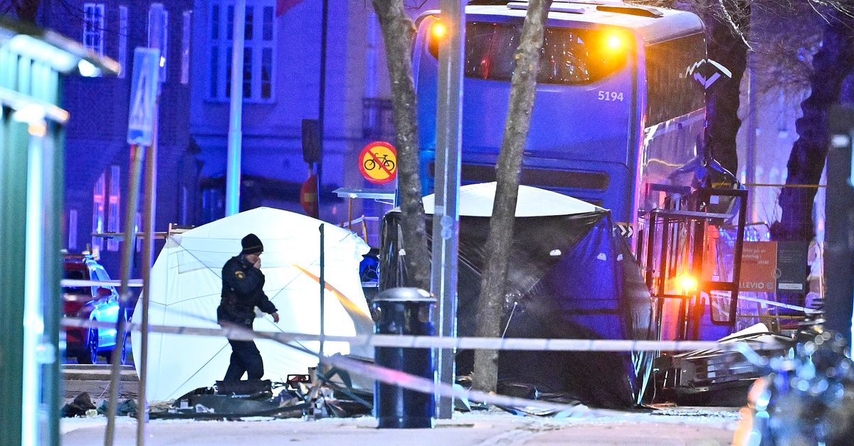 Två personer vårdas efter bussolyckan i Stockholm