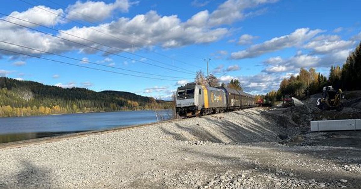 Här rullar första tåget på Stambanan i Skorped efter urspårningen