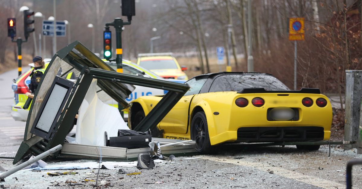 Bil k&ouml;rde in i busskur i s&ouml;dra Stockholm