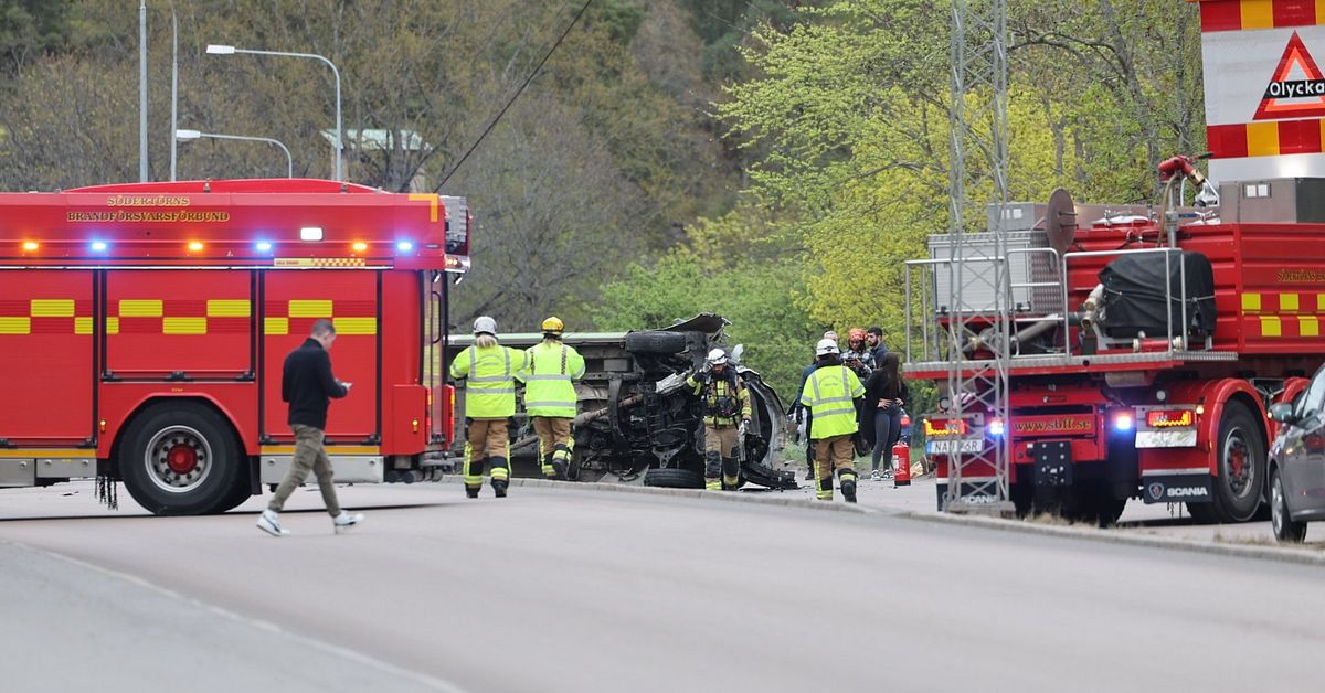 Två skadade i olycka – väg blockerad in mot Södertälje