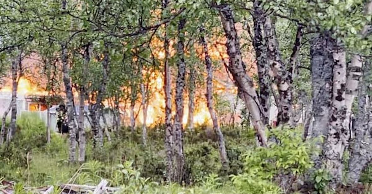 Här brinner huset i Kiruna efter explosion – tryckte ut väggar