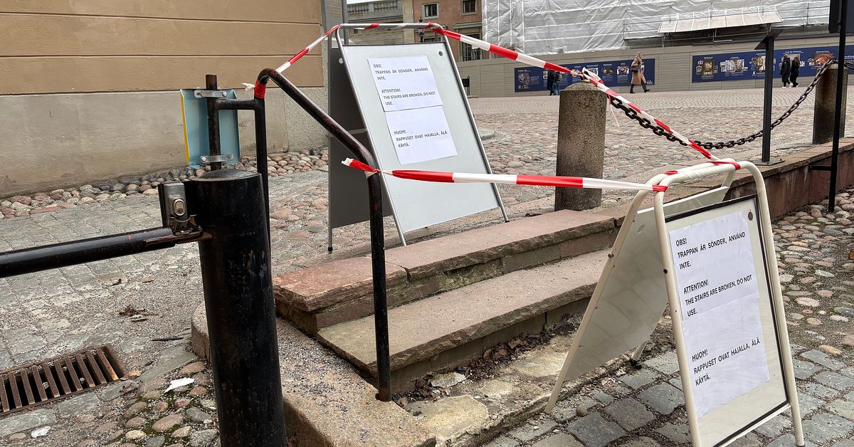 Turister blev inlåsta – försökte bygga ramp vid slottet | SVT Nyheter