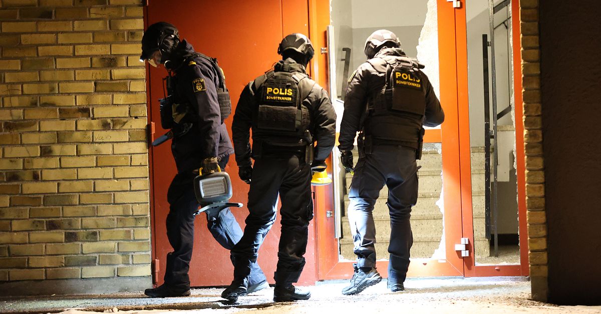 Explosion i trapphus i Eskilstuna &ndash; tv&aring; personer anh&aring;llna