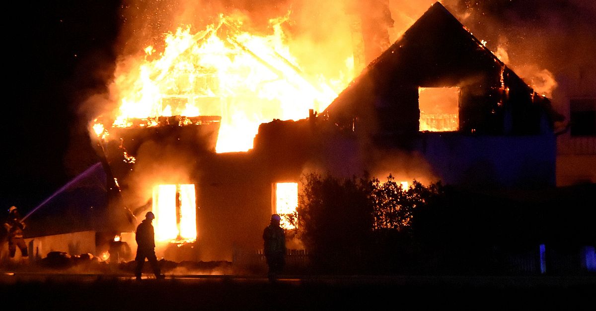En till sjukhus efter villabrand utanför Ulricehamn