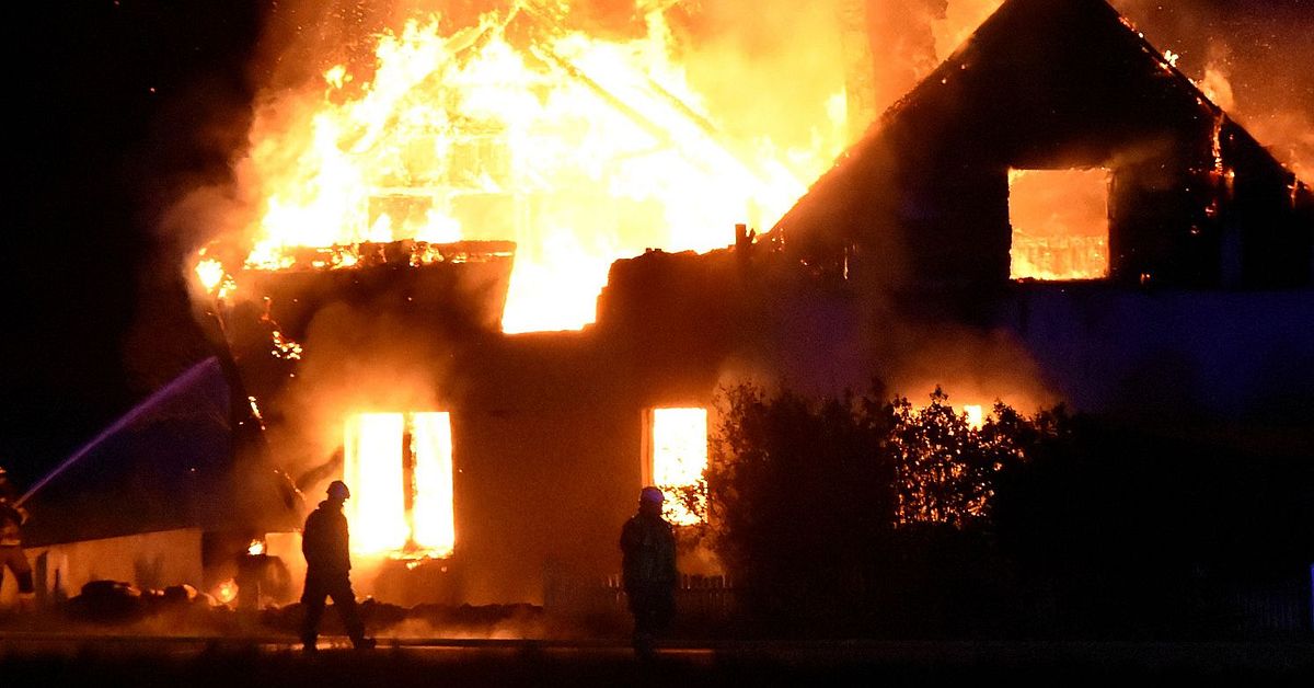 En till sjukhus efter villabrand utanf&ouml;r Ulricehamn