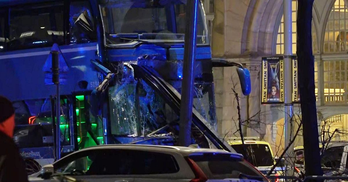 Bussolycka mitt i Stockholms rusningstrafik – detta har hänt
