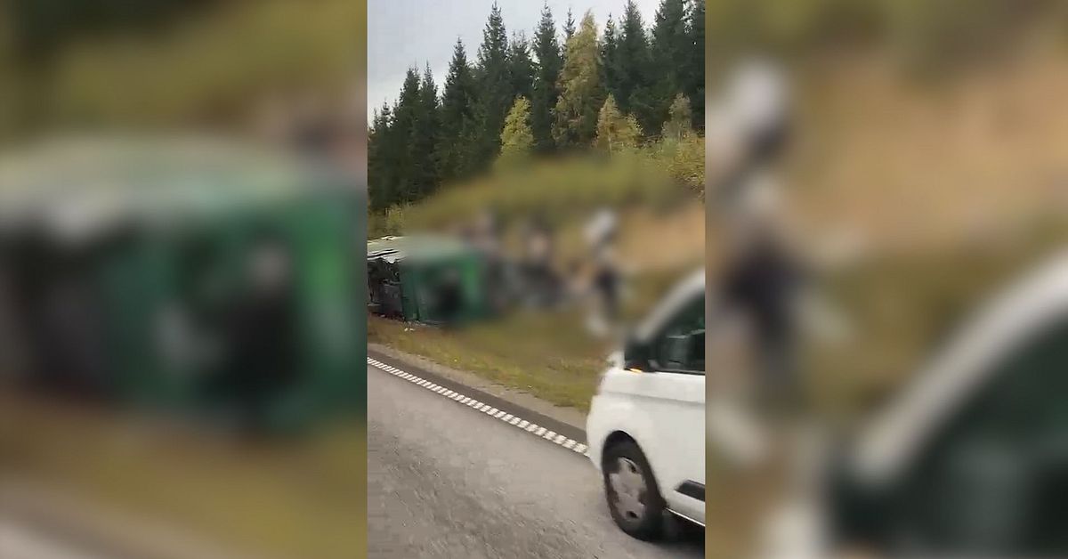 Bussolycka p&aring; v&auml;g 25 mellan V&auml;xj&ouml; och Alvesta &ndash; en d&ouml;d och flera skadade
