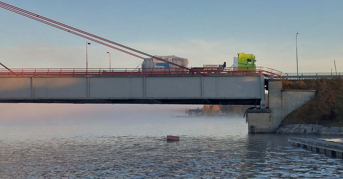 Str&ouml;msundsbron skadad av tung transport &ndash; E45 helt avst&auml;ngd