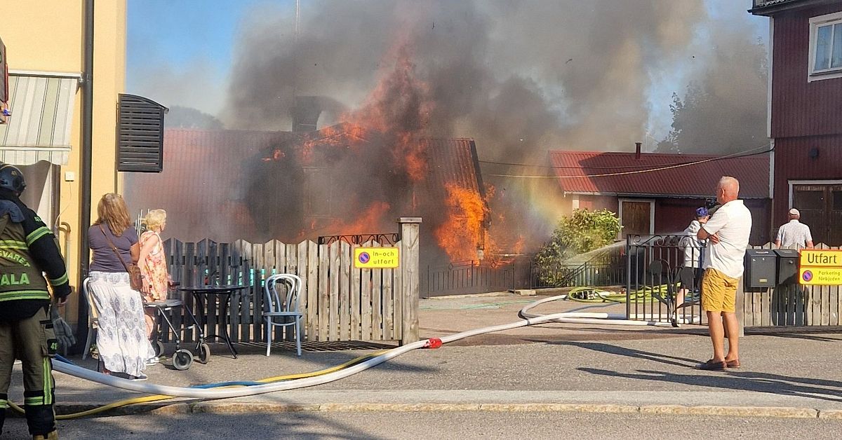 Kraftig villabrand i centrala &Ouml;regrund