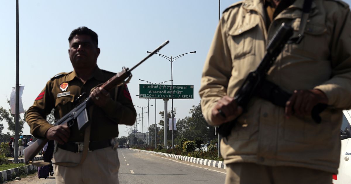 Explosioner nära flygplats i Kashmir