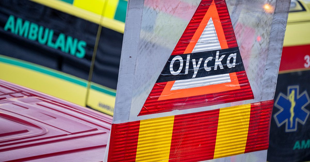Ung man livshotande skadad i olycka &ndash; bilen fattade eld