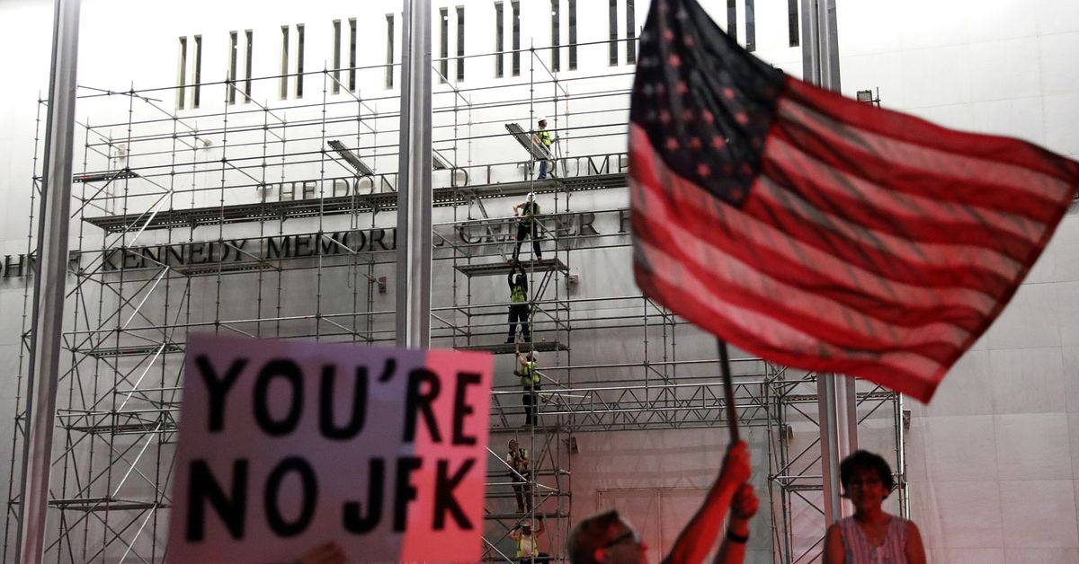 Kennedy Center börjar ta bort Trumps namn från fasaden