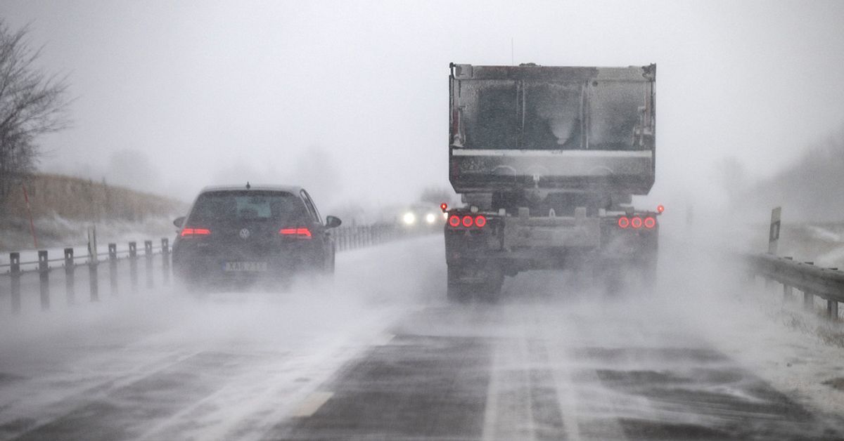Kraftigt snöfall – trafikproblem i Östergötland | SVT Nyheter