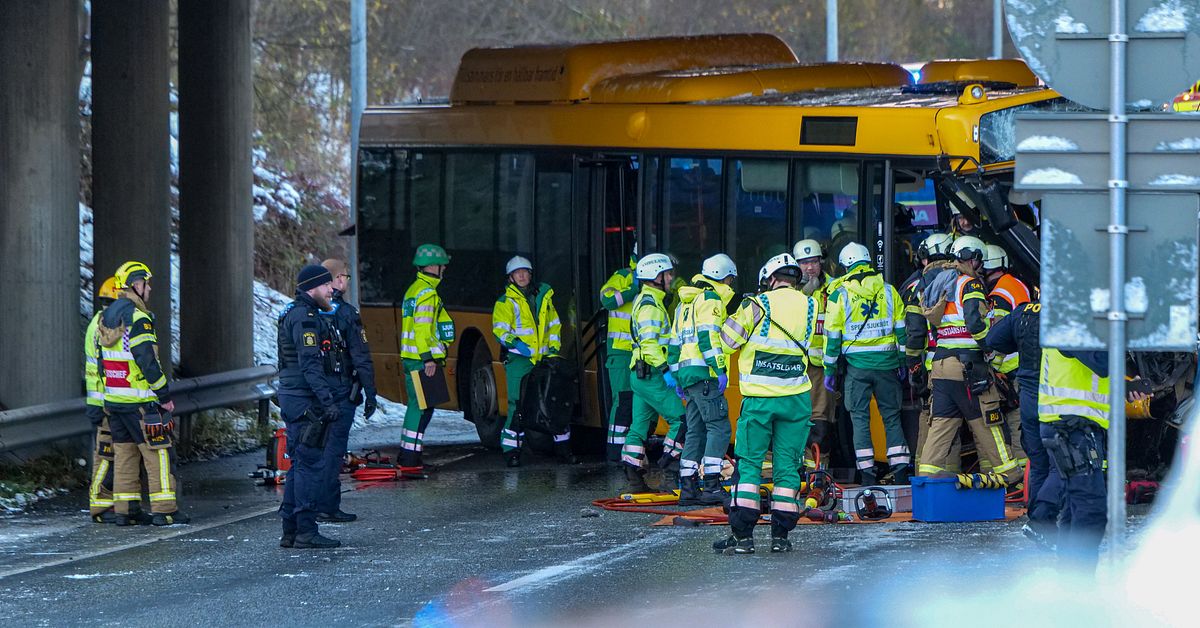 Buss körde in i bropelare i Malmö – en person skadad