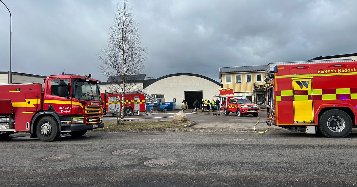 Personal utryms efter brand i industribyggnad i Lenhovda