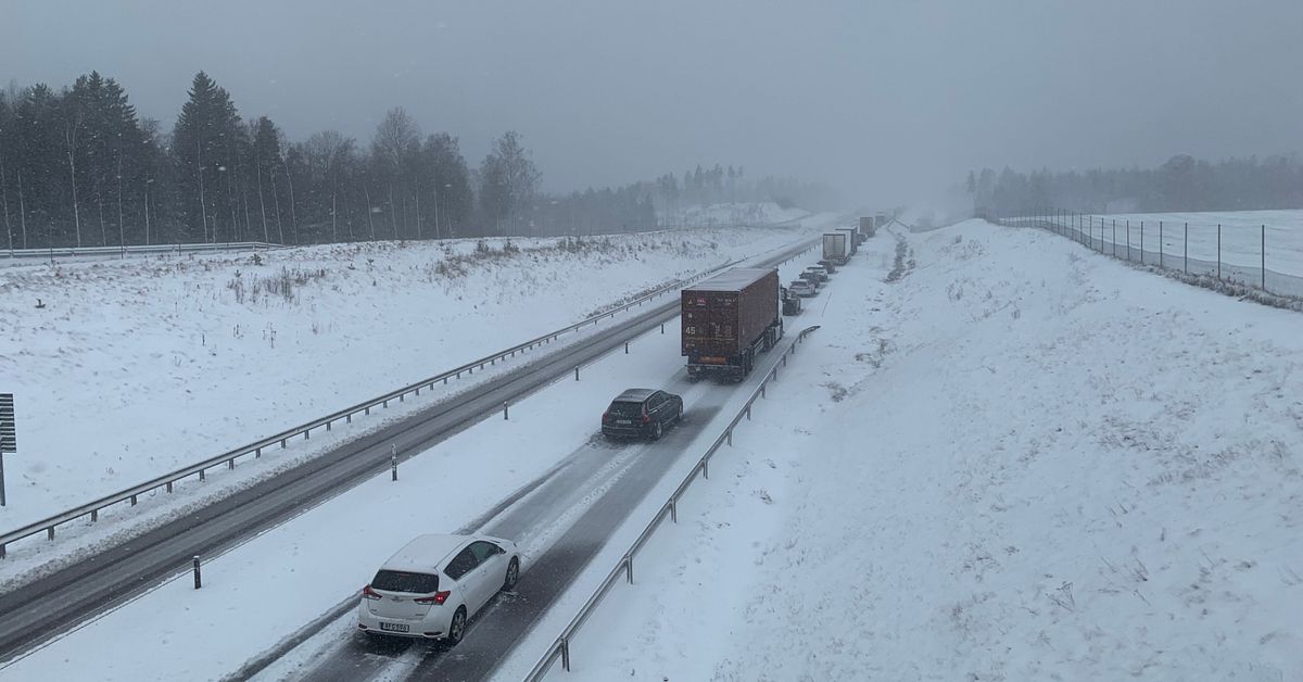 Stop on E4 – trolleys and four-wheelers are deployed
