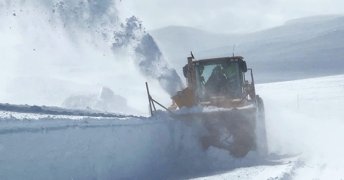Nu plogas Vildmarksv&auml;gen &ndash; tre meter h&ouml;ga sn&ouml;drivor