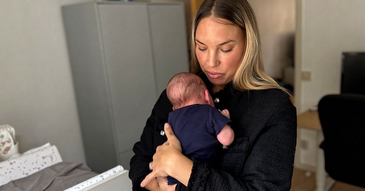 Nyblivna mamman Elin, 31, fick mörka tankar: ”Pratas för lite om baby blues”