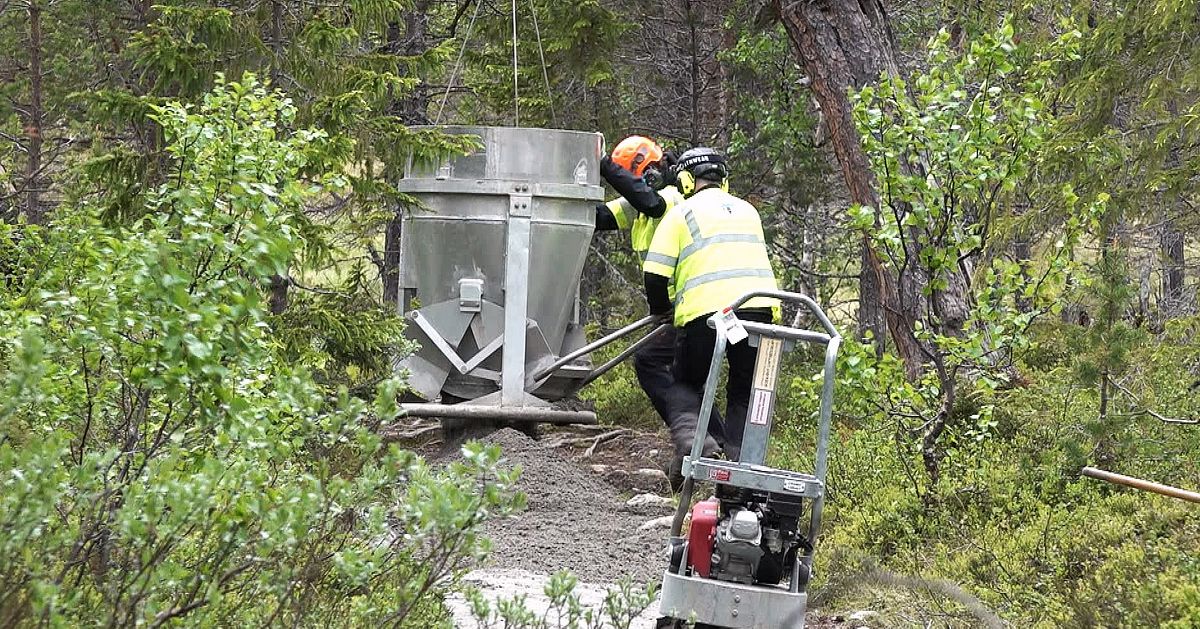 D&auml;rf&ouml;r flygs det ut 500 ton grus l&auml;ngs popul&auml;ra fj&auml;lleder i V&aring;l&aring;dalen