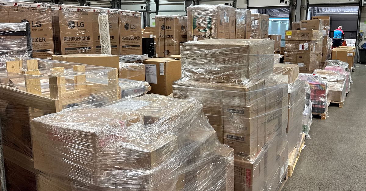 Här svämmar postterminalen över efter Black Week: ”Alla kallas in”