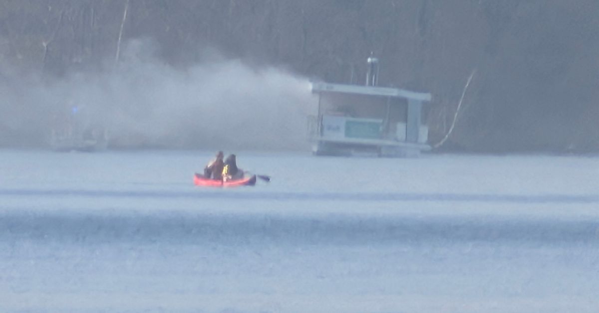 Rykande elf&auml;rja bogserades ut fr&aring;n Pampas marina