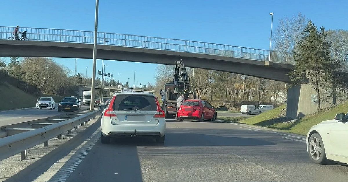 Kranbil k&ouml;rde in i en g&aring;ngbro &ndash; ingen brottsmisstanke